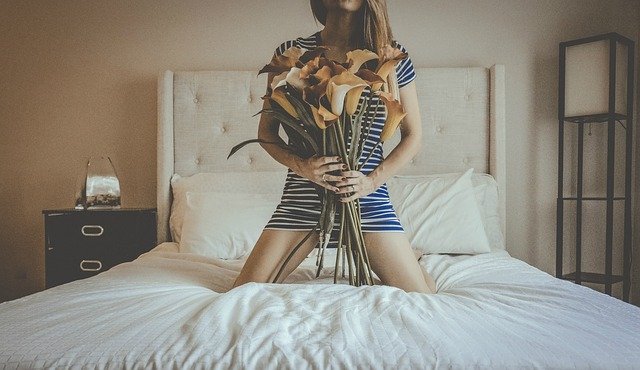 žena s květinami v posteli.jpg