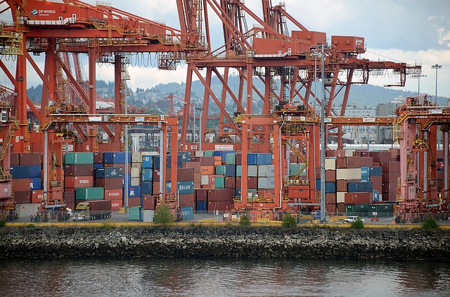 kontejnery se zbožím v přístavu