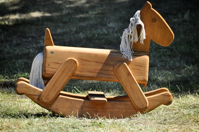 houpací dřevěný kůň